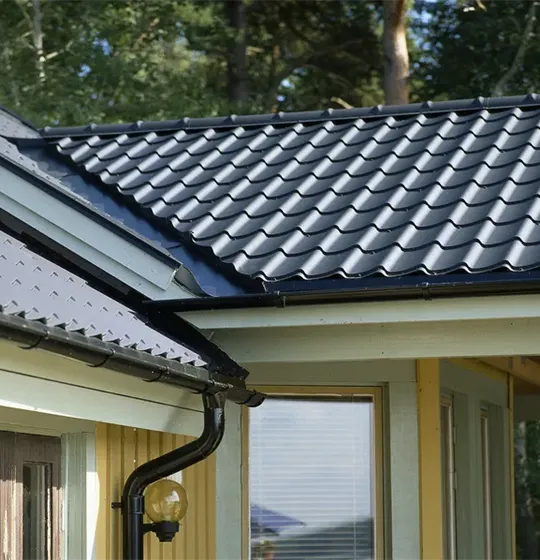 Takpanneplåt på nytt hustak i Skåne