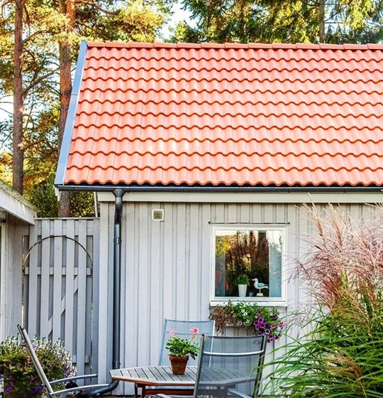 Nytt klassiskt panntak på hus i Skåne