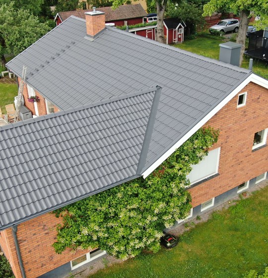 Takbyte till klassiskt panntak i grå färg