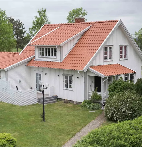 Vit stor villa med klassiskt panntak i Skåne