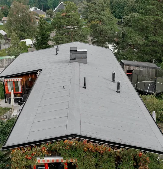 Papptak på hus i Skåne med låg lutning