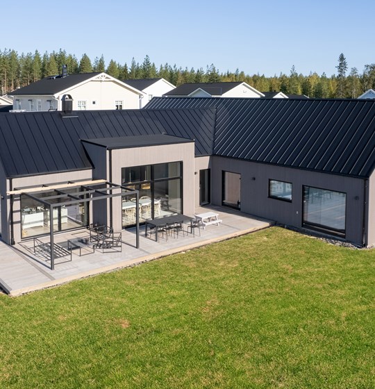 Plåttak med bandtäckning i modern och snygg stil på stor villa