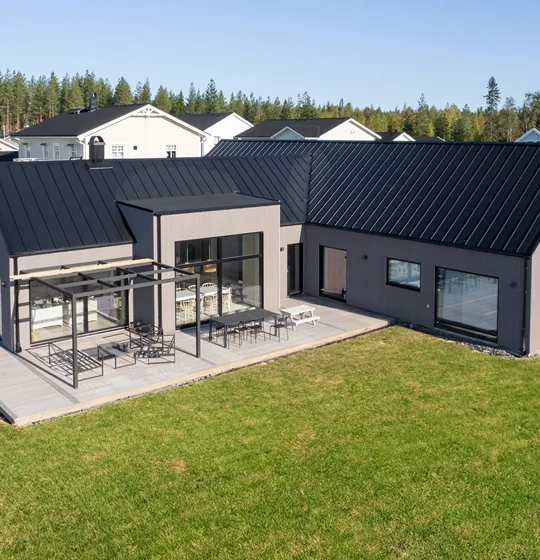 Plåttak med bandtäckning i modern och snygg stil på stor villa