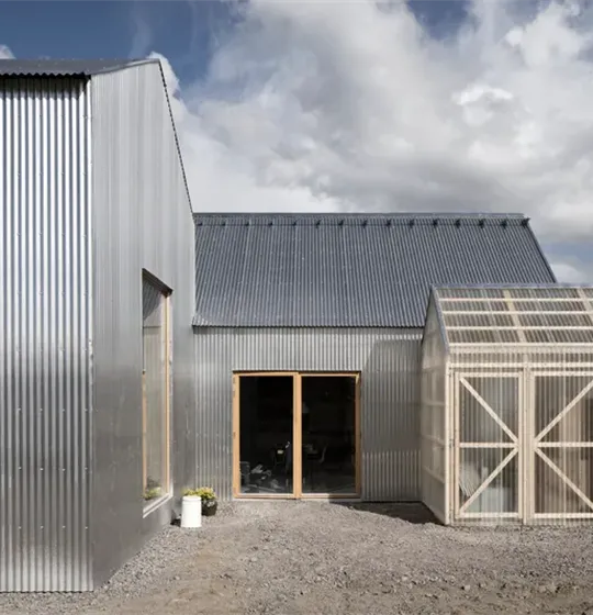 Nytt tak av Korrugerad plåt på modernt hus av plåt