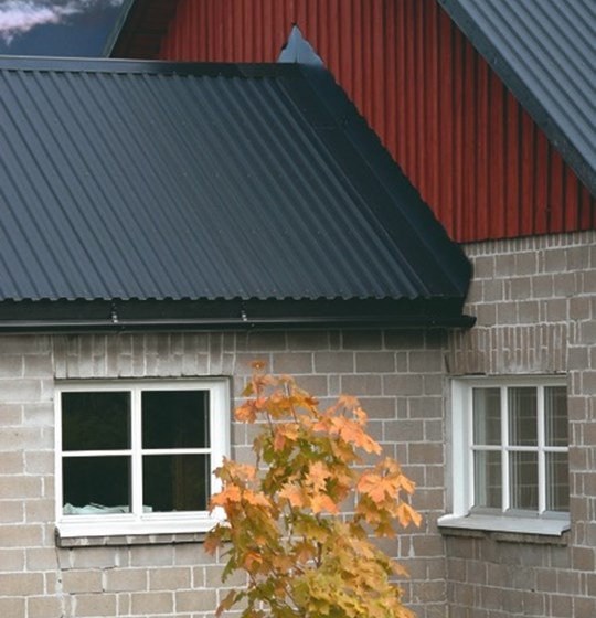 Nytt tak av Korrugerad plåt på tegelhus