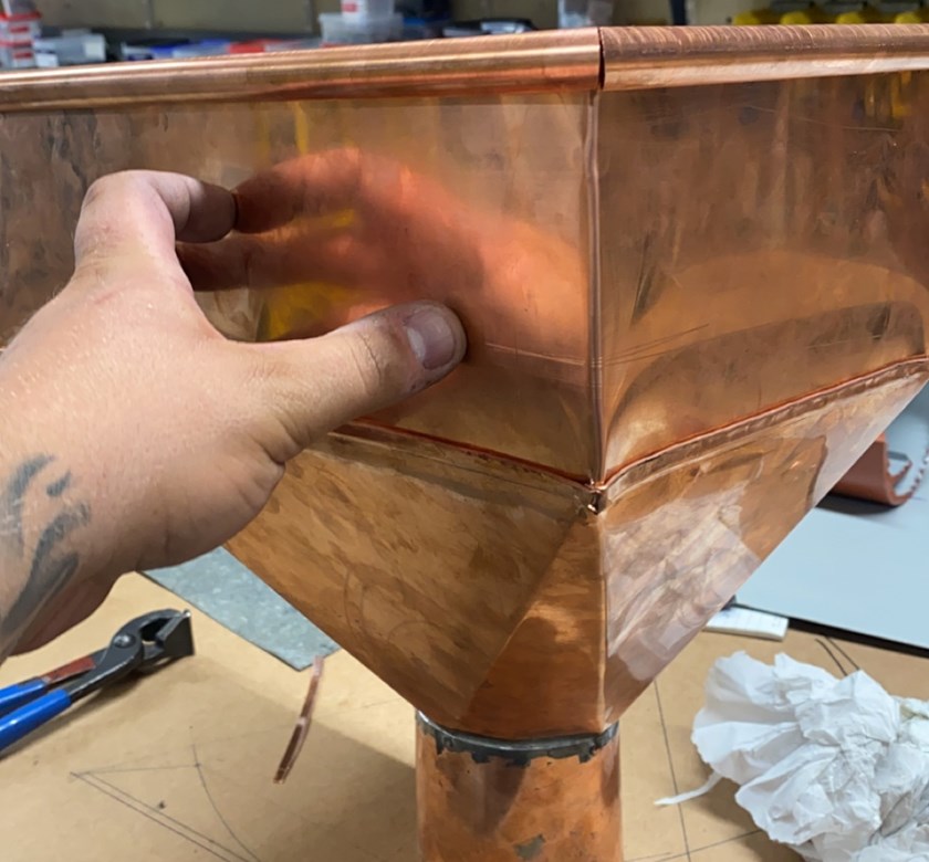 Del av takränne-konstruktion i koppar